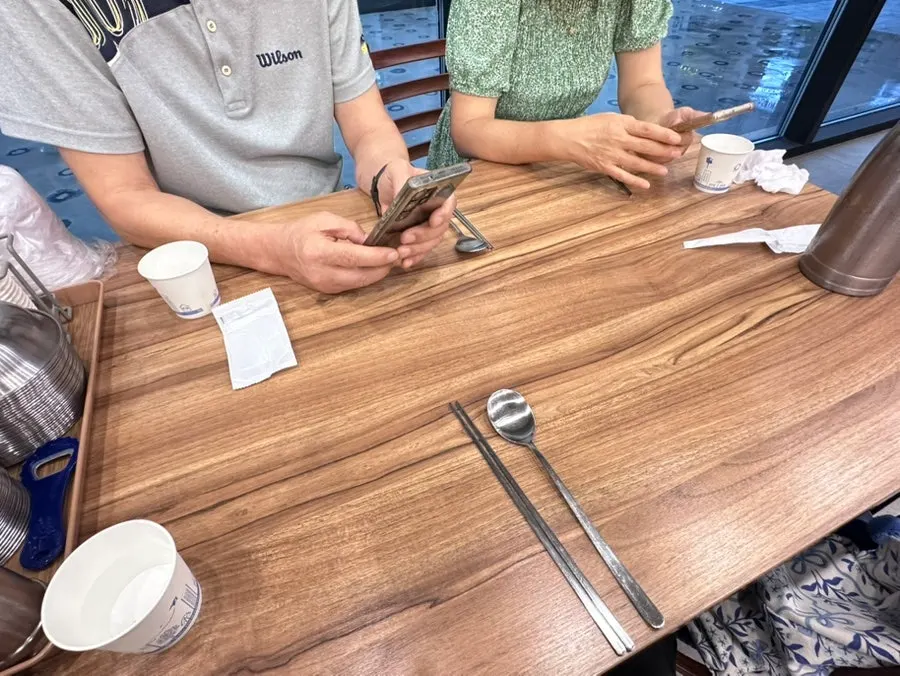 醤油チムダク注文後に待っている席の横写真