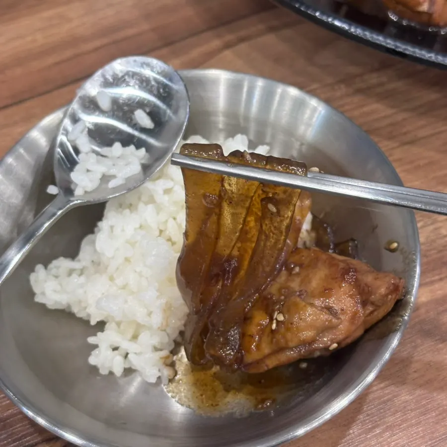春雨サリを追加した醤油チムダクのクローズアップ