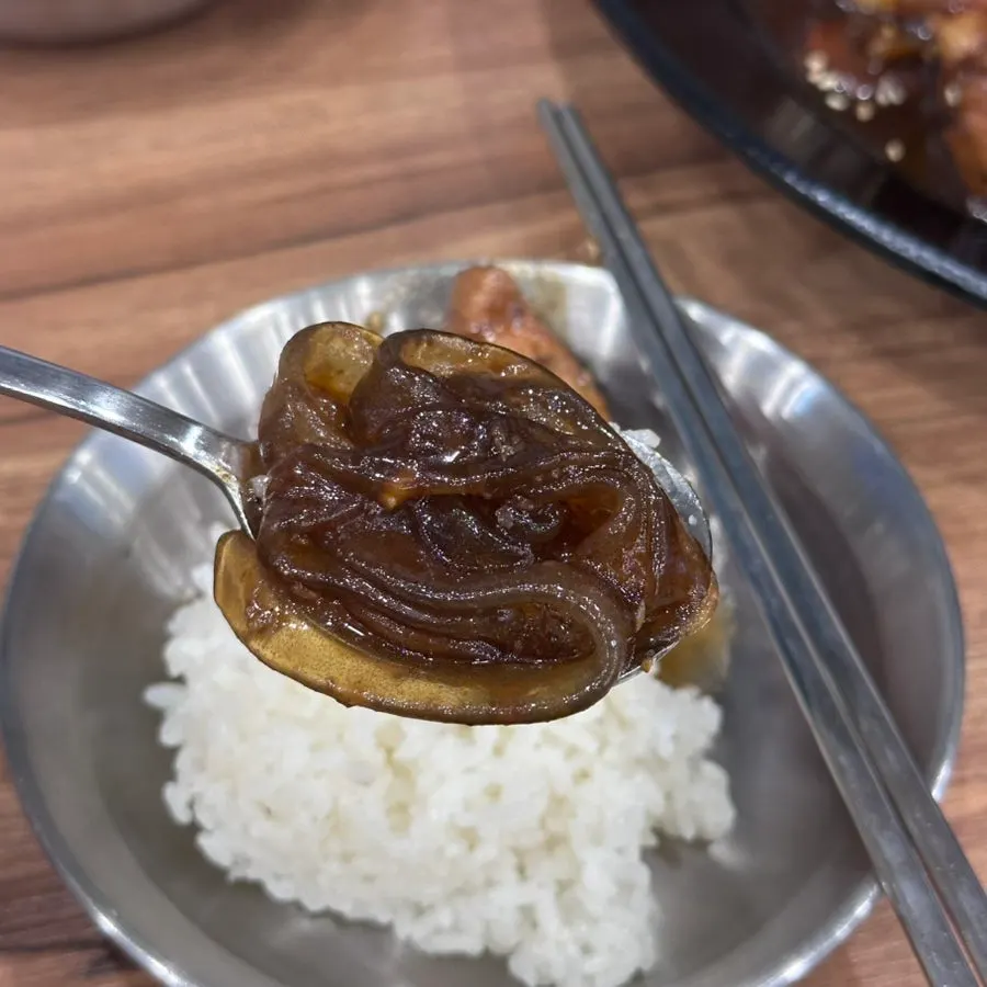 醤油チムダクと辛口白菜キムチの皿