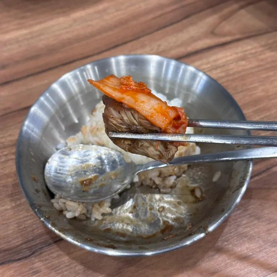 春雨にご飯を混ぜて食べる様子