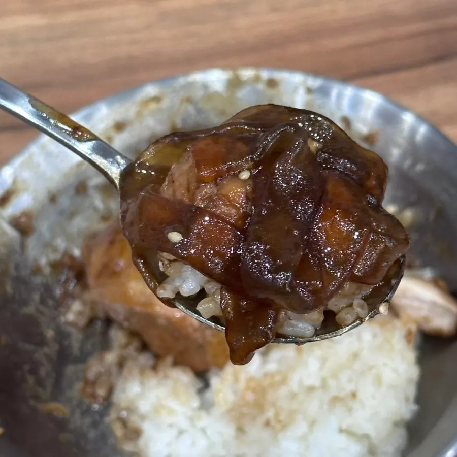 醤油チムダクの中の大きなチーズ餅