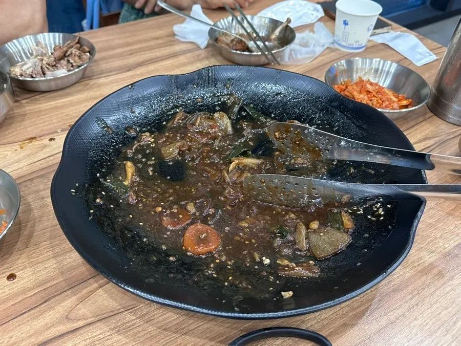 焼酎一杯を添えたチムダク夕食の食卓