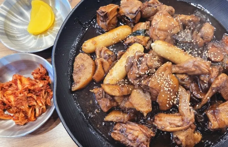 큰 접시에 담겨 나온 간장찜닭