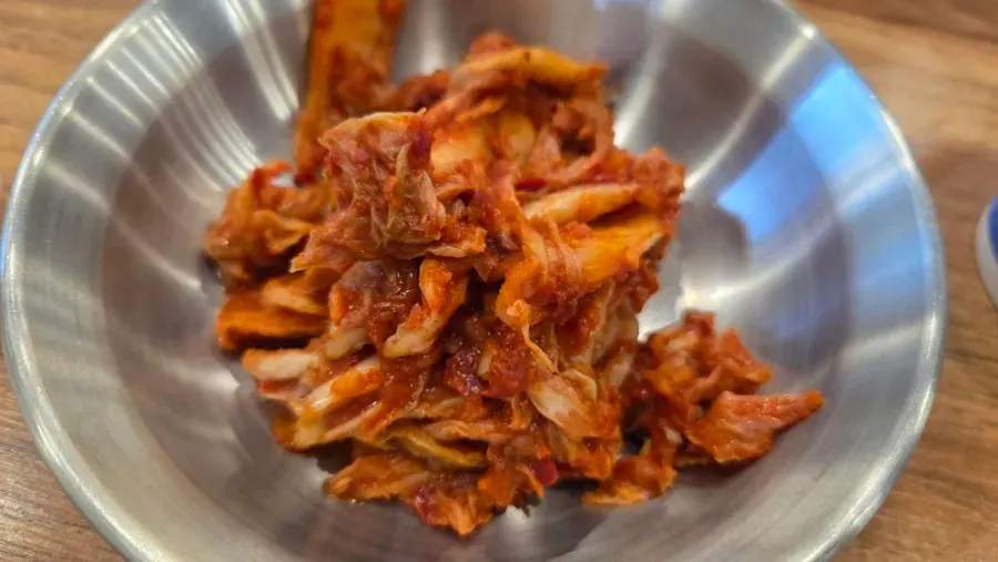 접시에 담아온 매운 겉절이 김치