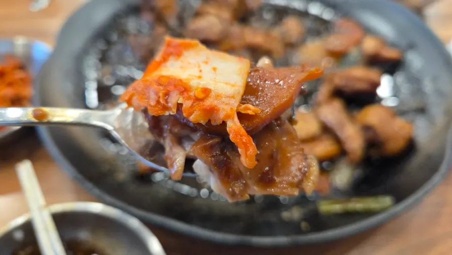 간장찜닭에 매운 김치를 올린 모습
