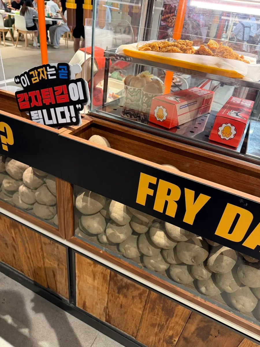 Suasana dalam kedai Angry Potato