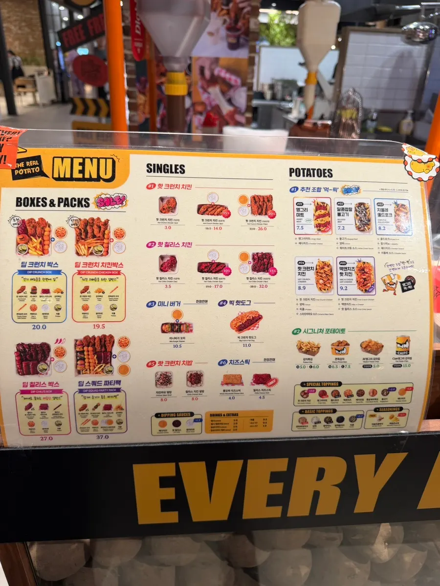 Suasana kedai pop-up bertema cip kentang