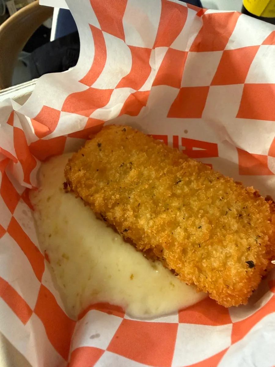 Chili’s cheese sticks dengan keju yang memanjang