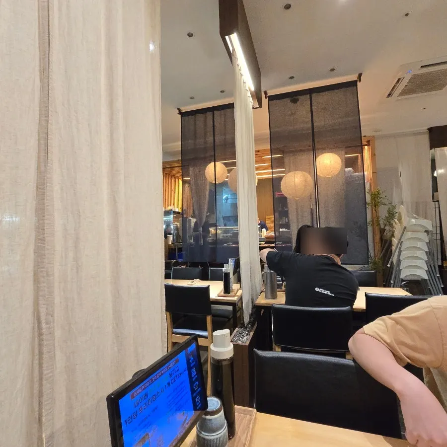 넓게 분포된 스시도쿠 더송도 좌석