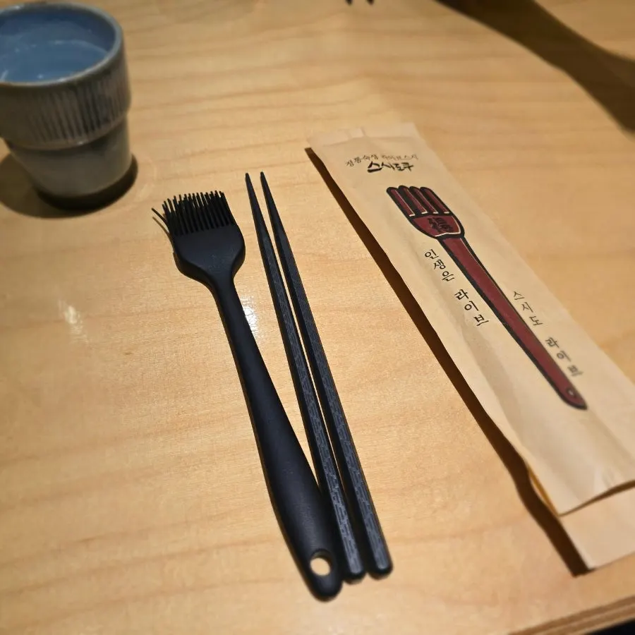 종이에 포장된 식기와 시원한 생수