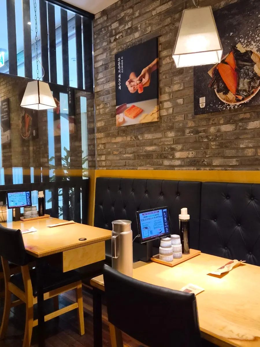 The atmosphere inside Sushi Doku The Songdo