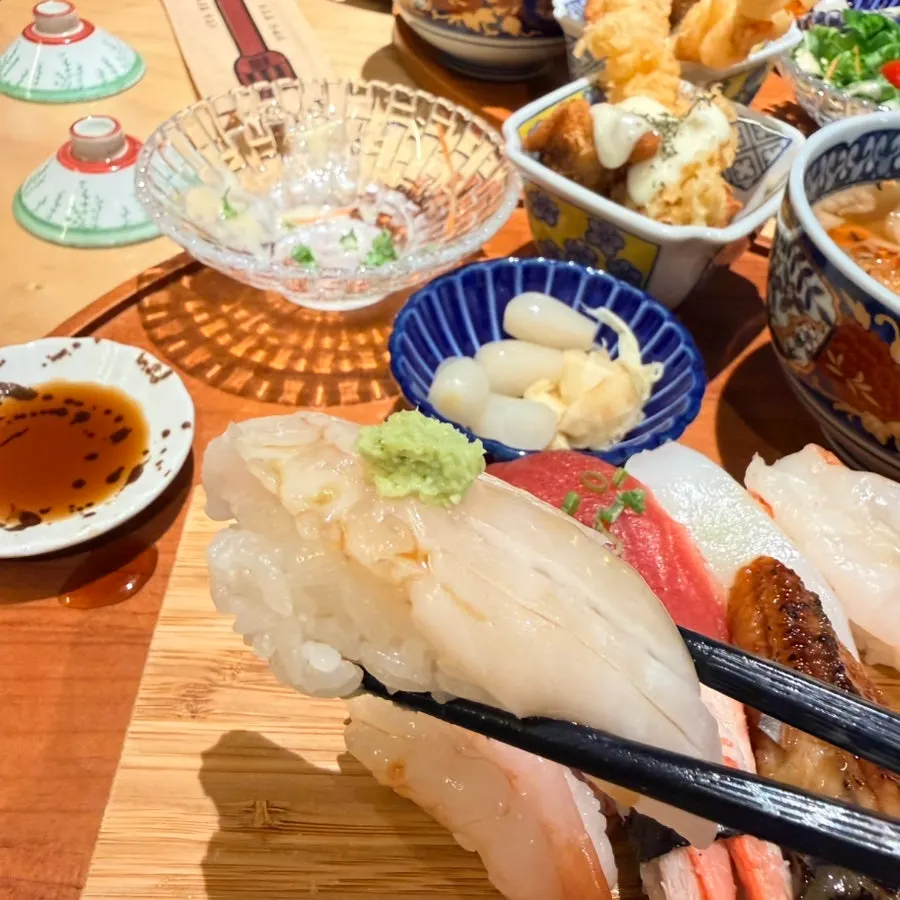 醤油を塗ってわさびをのせたお寿司一貫