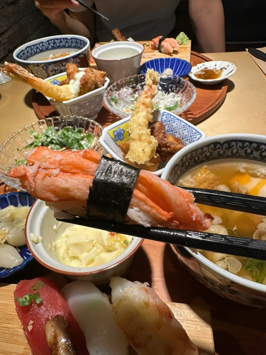 가니쉬를 올린 참돔 스시