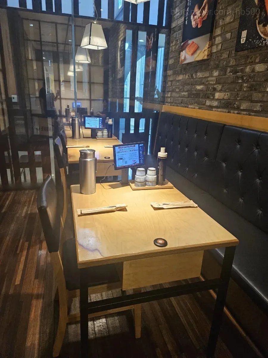 입구 왼쪽 룸 좌석의 물과 간장, 젓가락 세팅