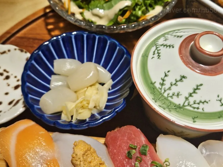 연어 스시 근접 사진