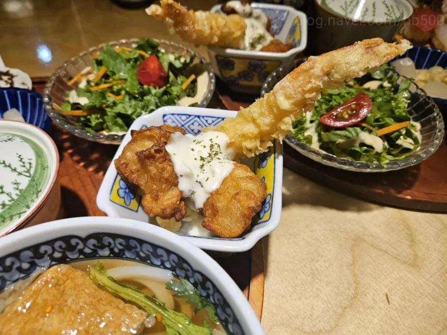 장어와 홍게살 스시 근접 사진