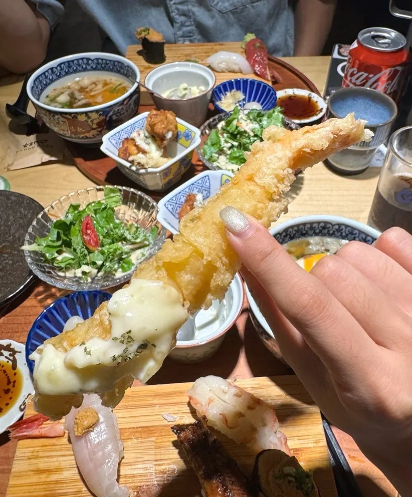 큼직한 유부가 얹힌 반우동 세로 컷