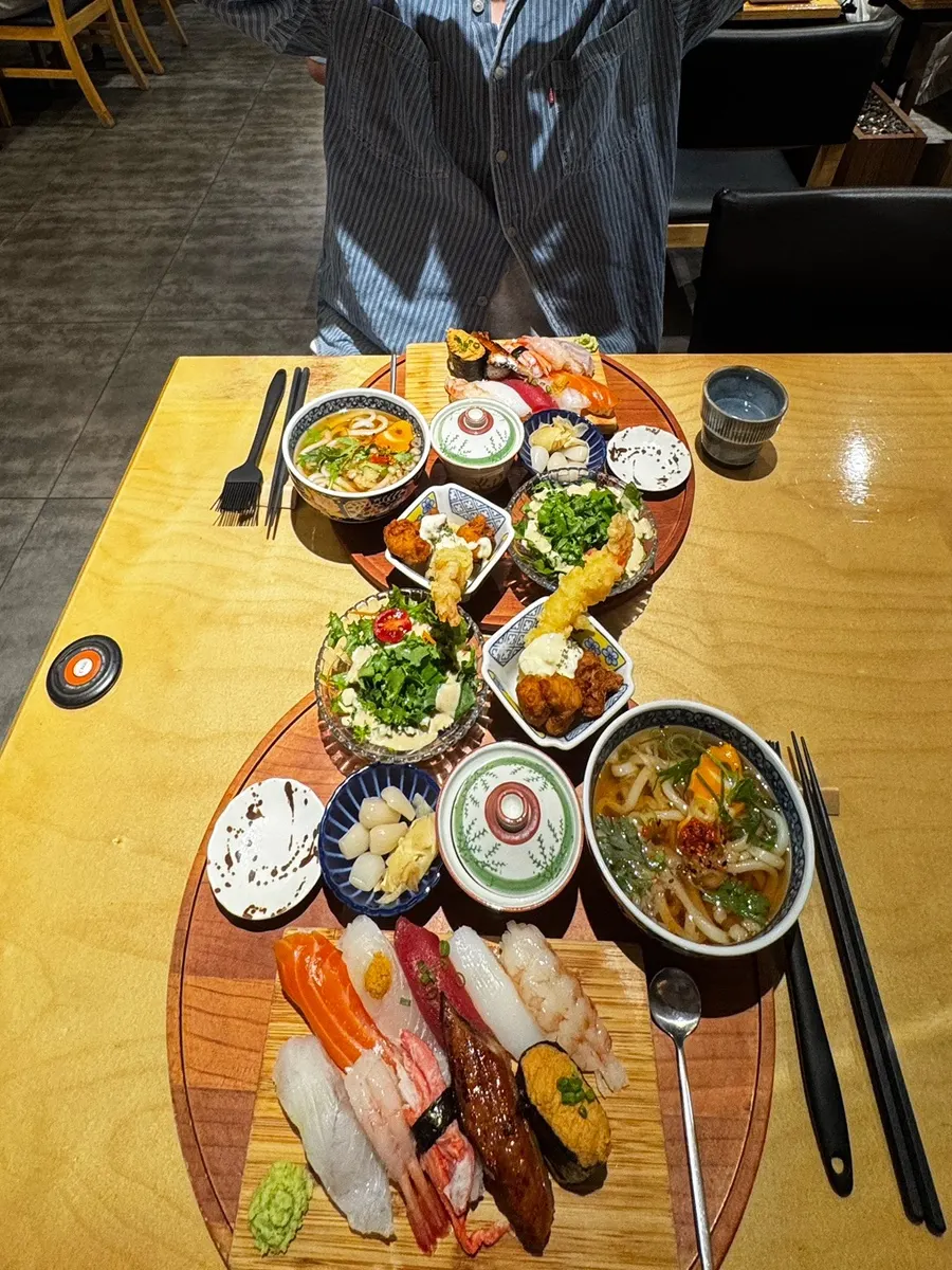 한 상으로 차려진 명품스시 특정식