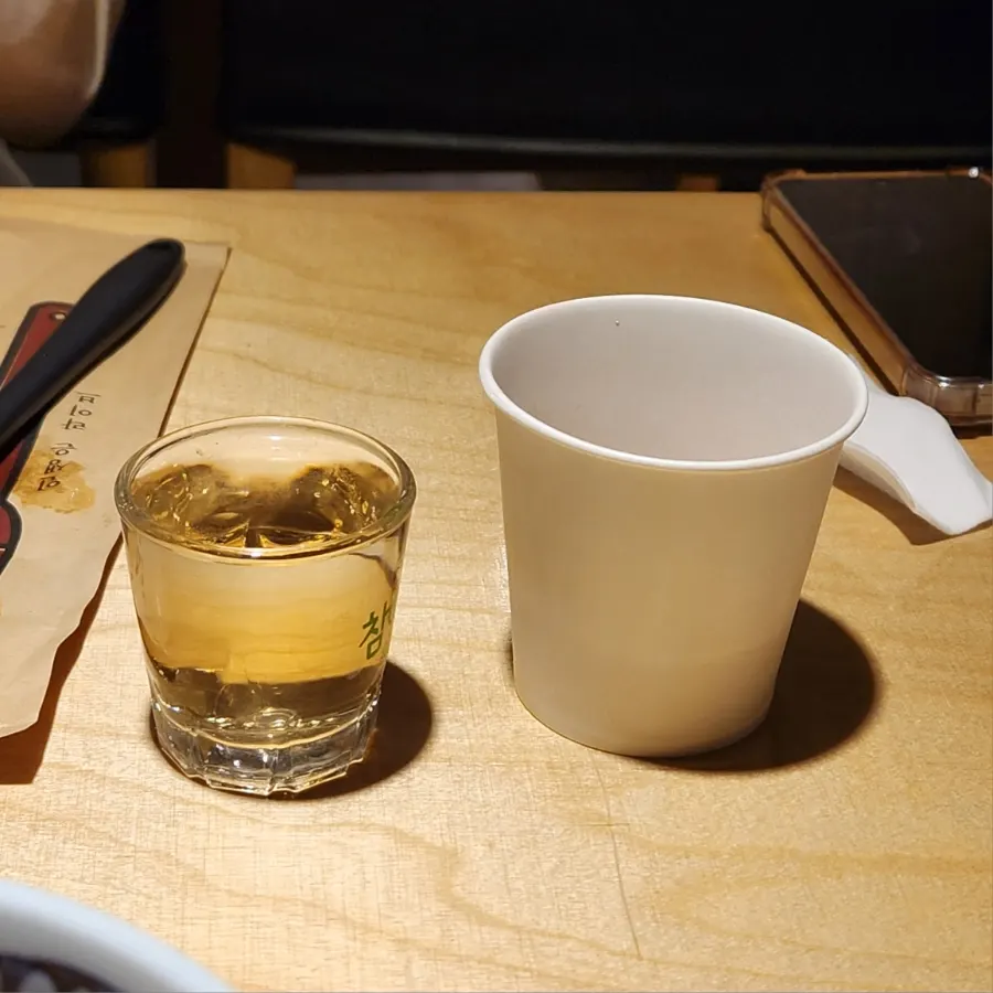 소주에 매실차를 섞는 잔