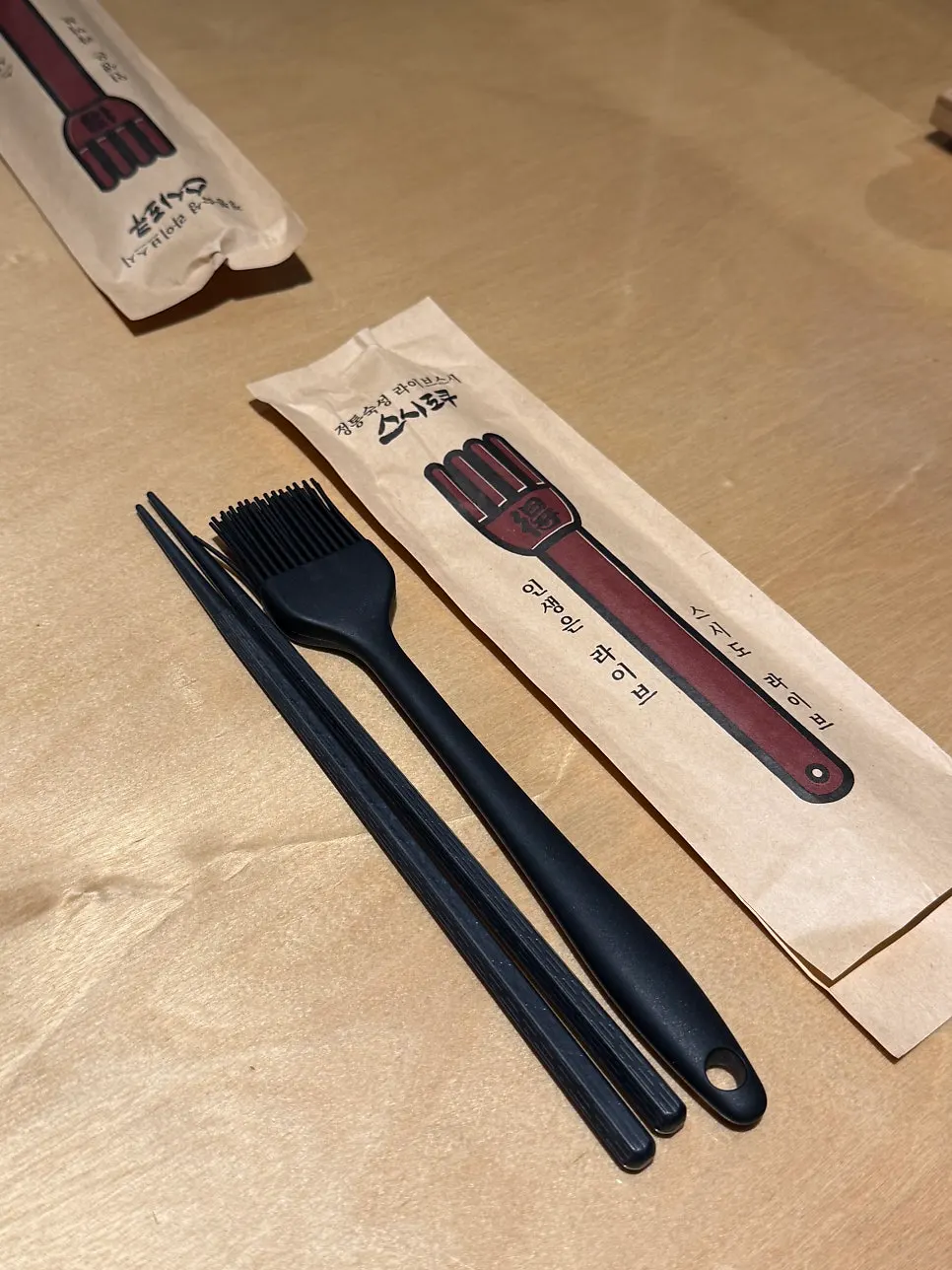 자리마다 놓인 간장과 젓가락, 붓