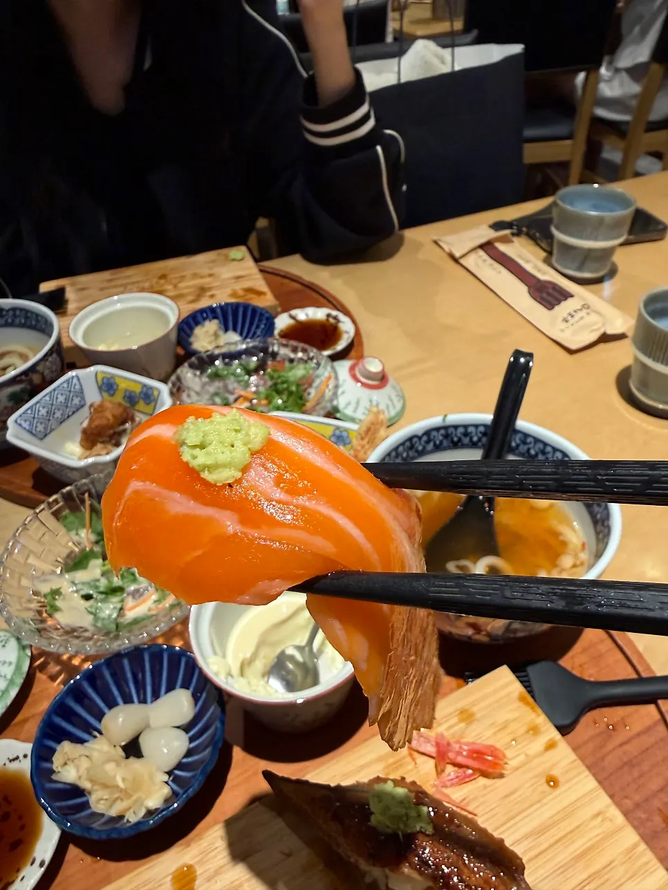 부드러운 연어초밥 한 점