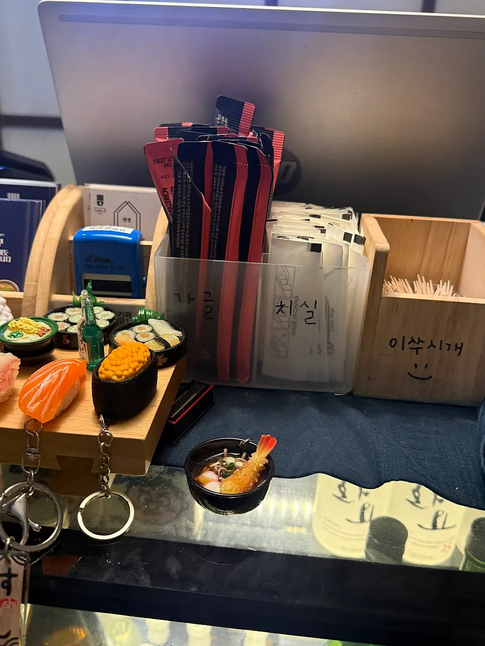 계산대 앞 가글과 치실, 이쑤시개
