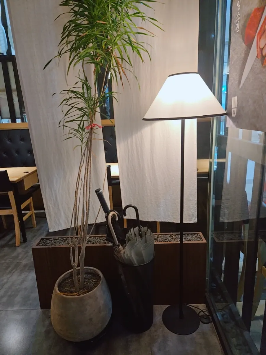 Entrance with sign noting daily fresh ingredients