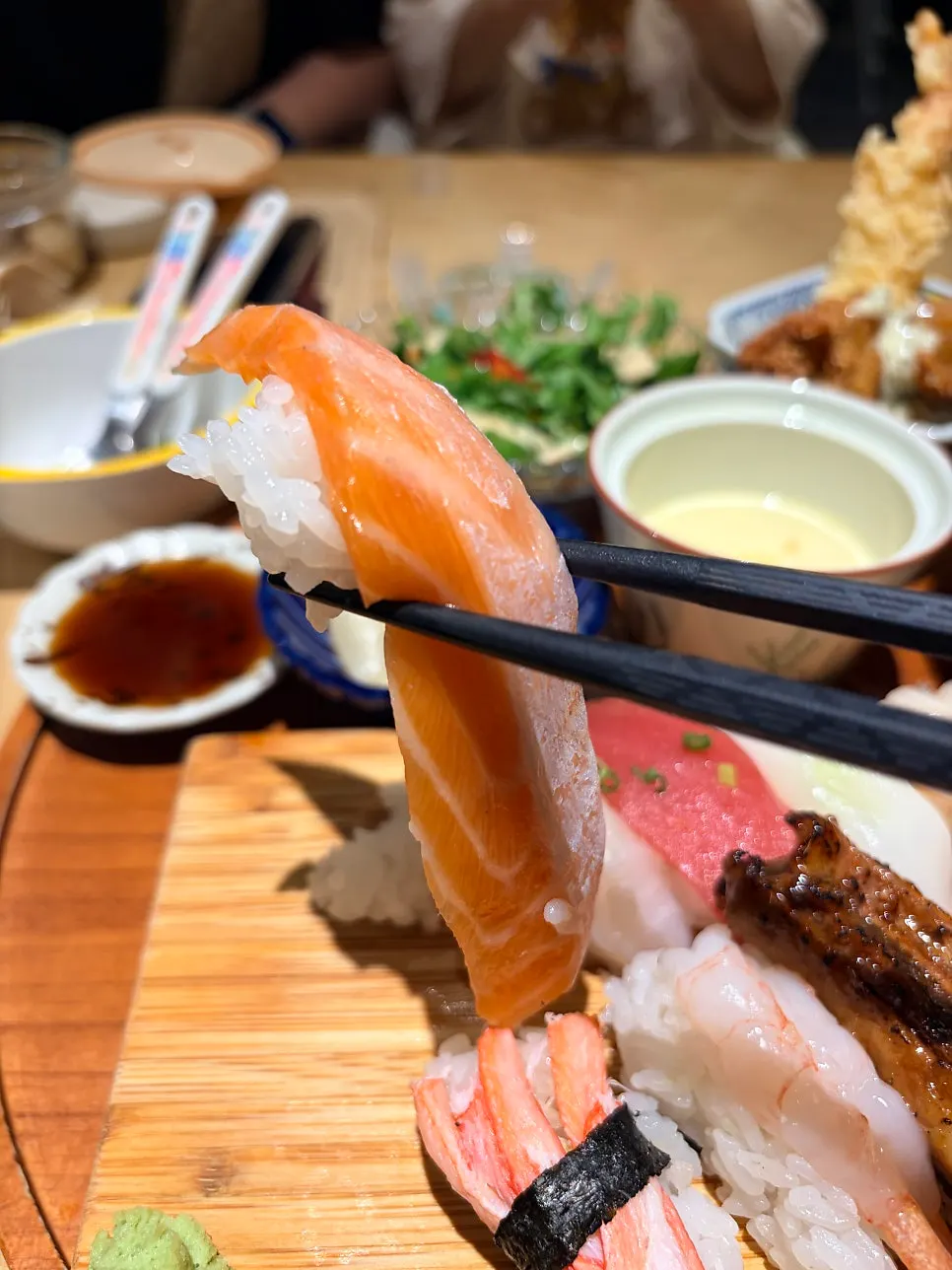 꼬리가 긴 큼직한 연어초밥