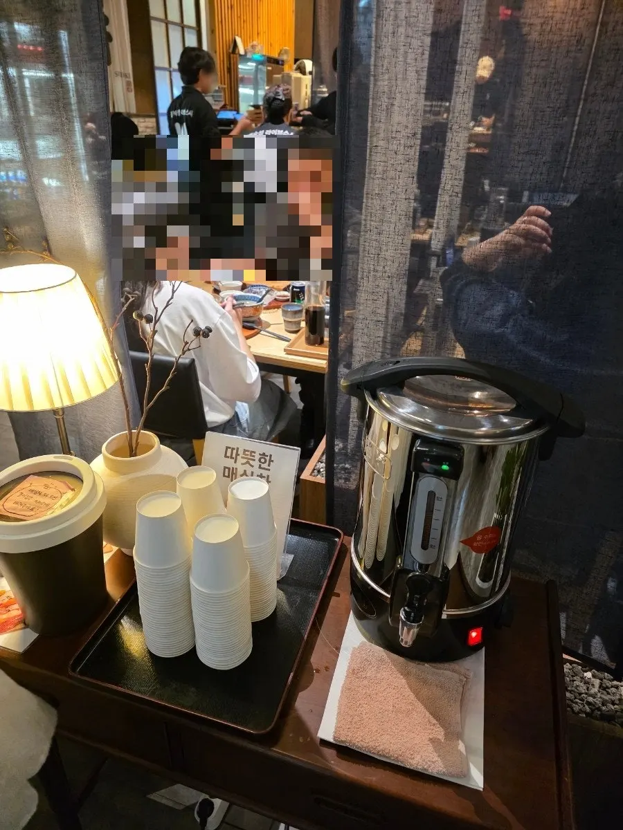 후식으로 나온 따뜻한 매실차