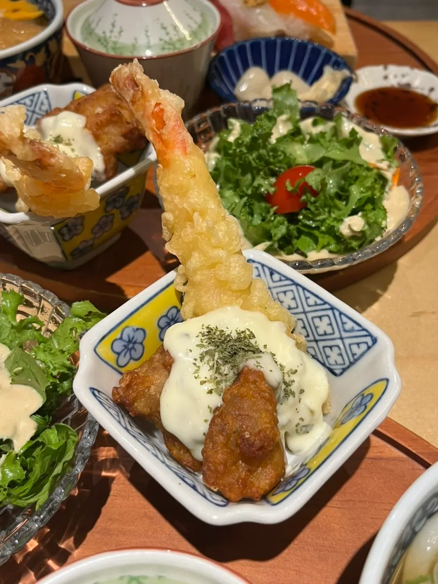 Fried shrimp and karaage served with the set