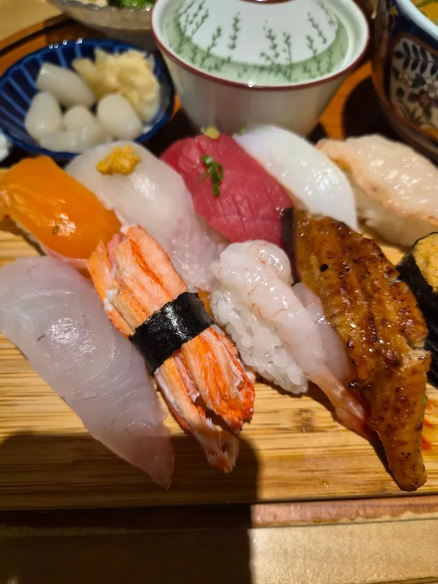 Plate of 10 pieces of sushi from the deluxe set