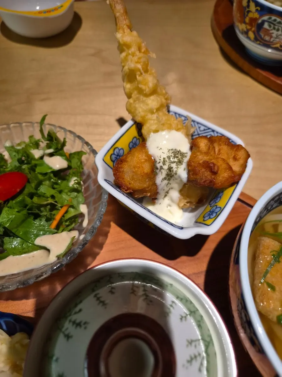 Udon served as part of the deluxe set