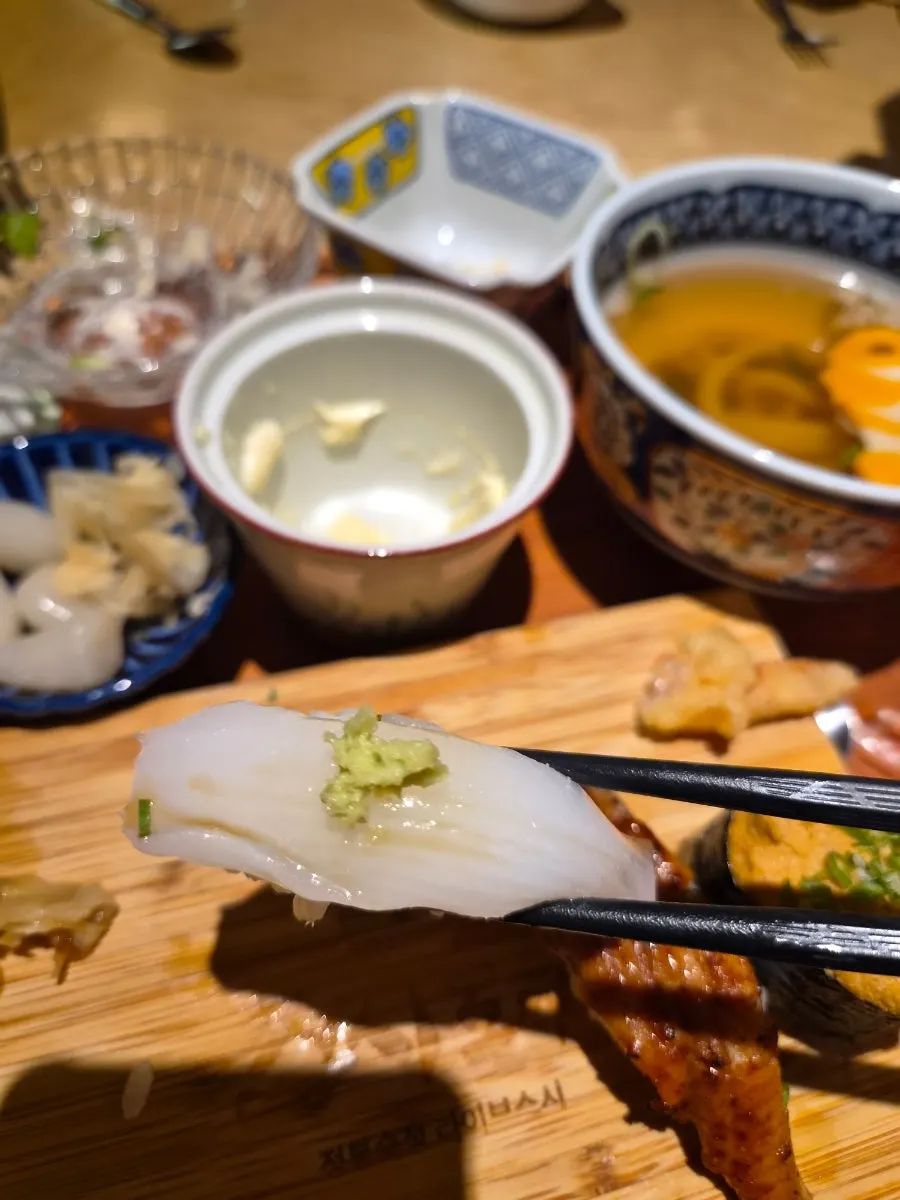 Sushi topped with fresh sashimi