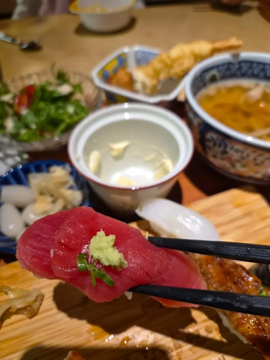 Final plate of the deluxe sushi set