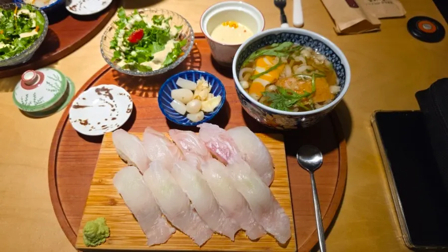 우동·계란찜·샐러드가 함께 나온 광어 특정식