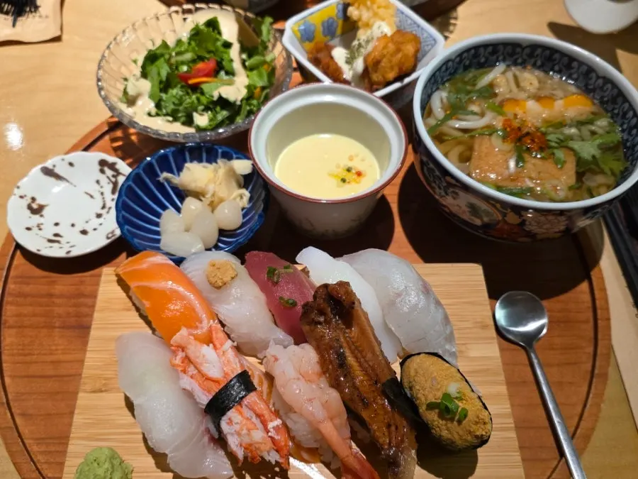 목재 트레이에 담긴 명품스시정식
