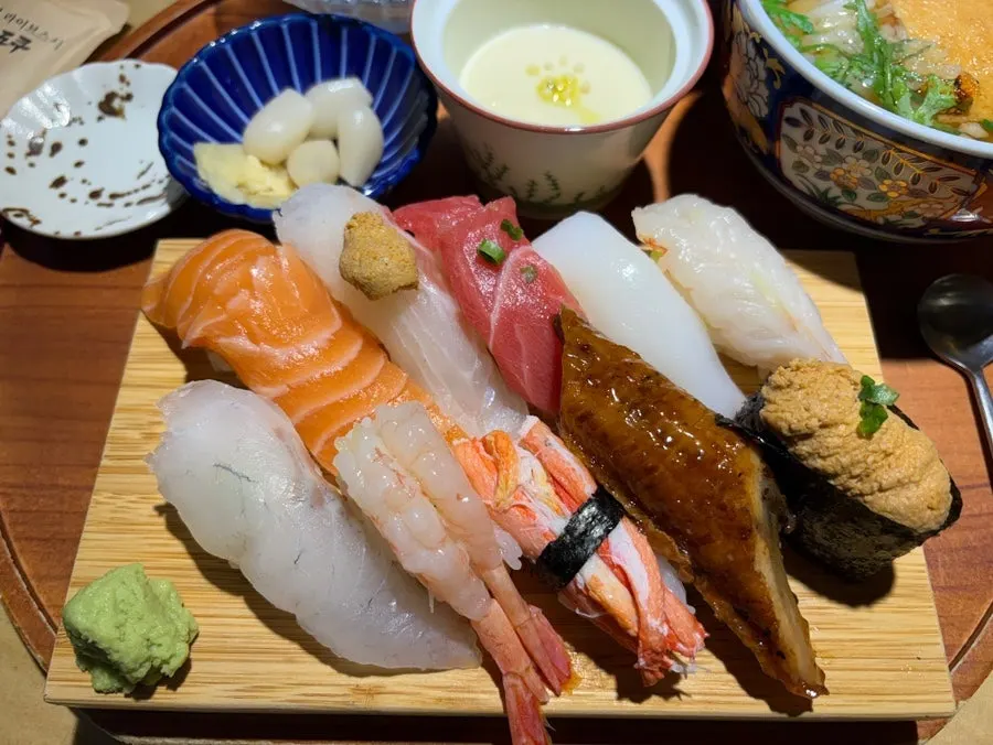 The full composition of the premium sushi set 10pc