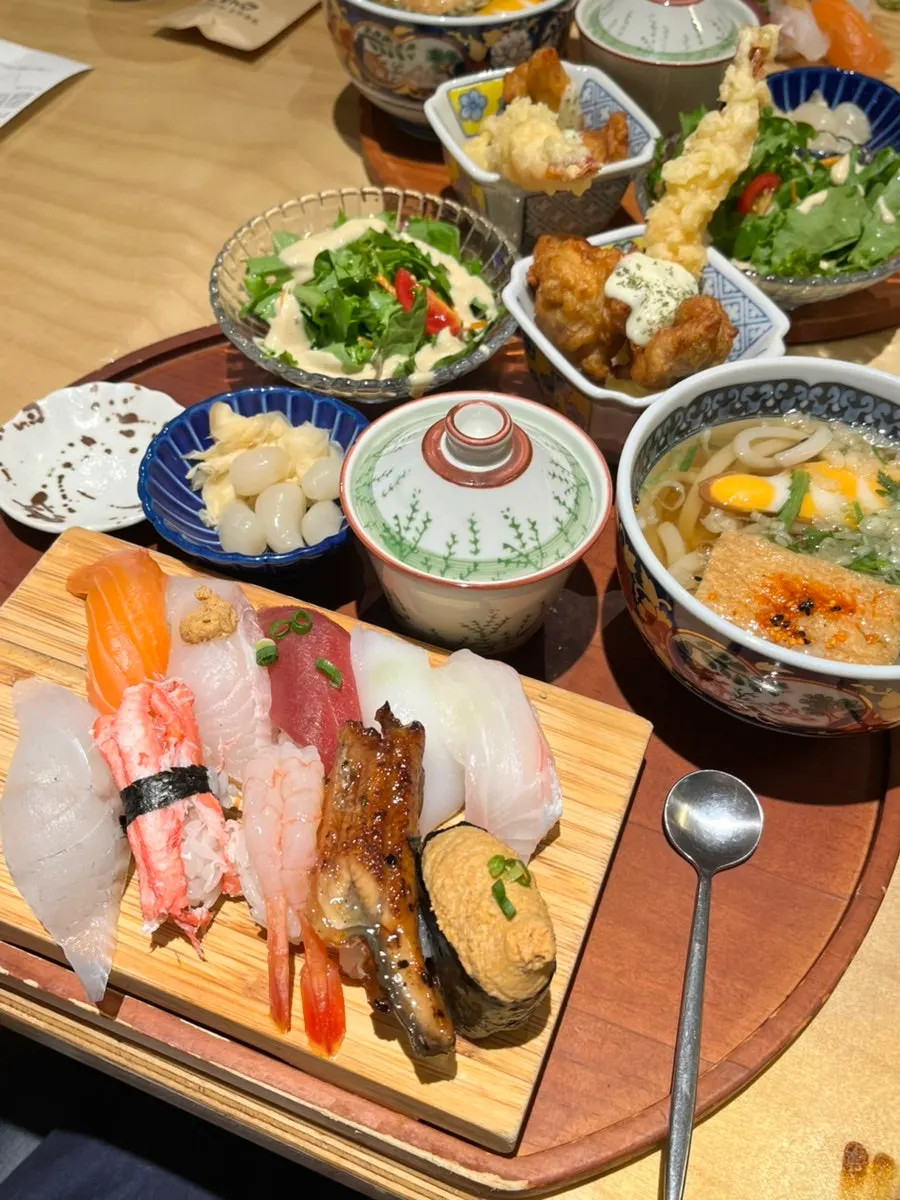 Plate with 10 pieces of sushi