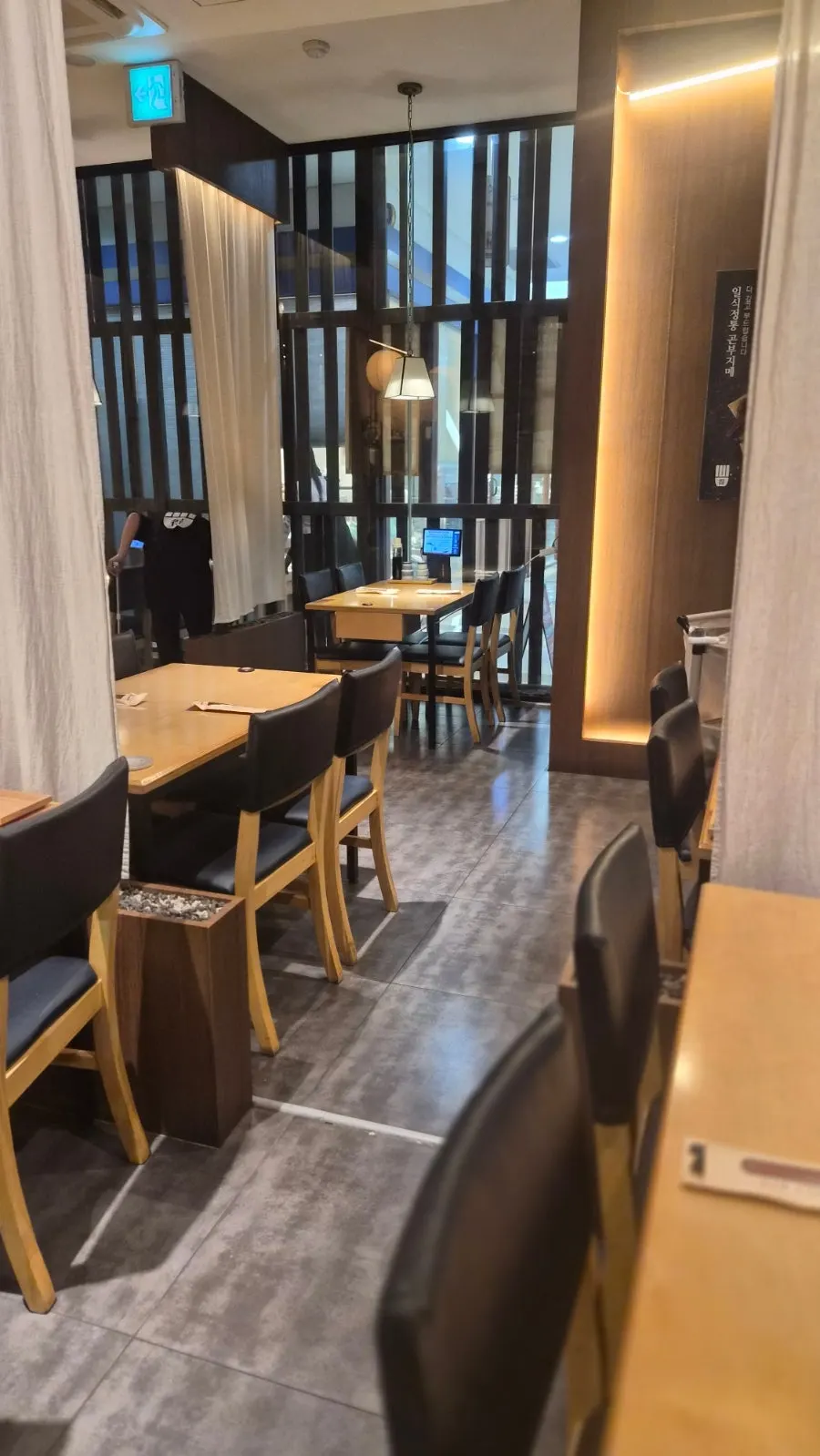 스시도쿠 더송도 좌석과 테이블 세팅