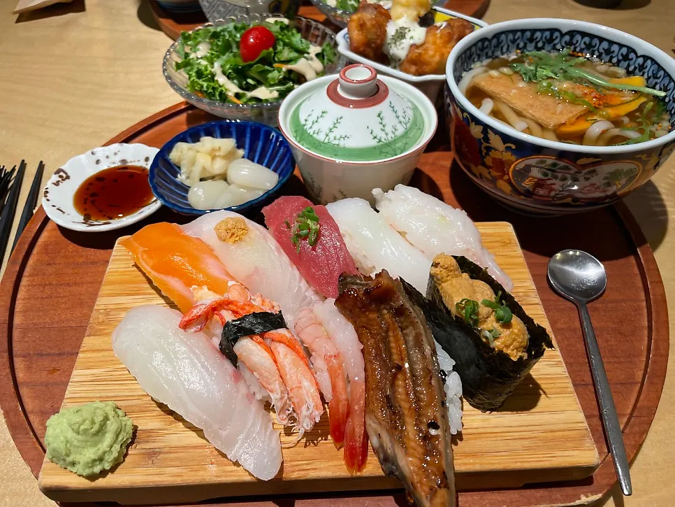 Detailed selection in the premium sushi special set