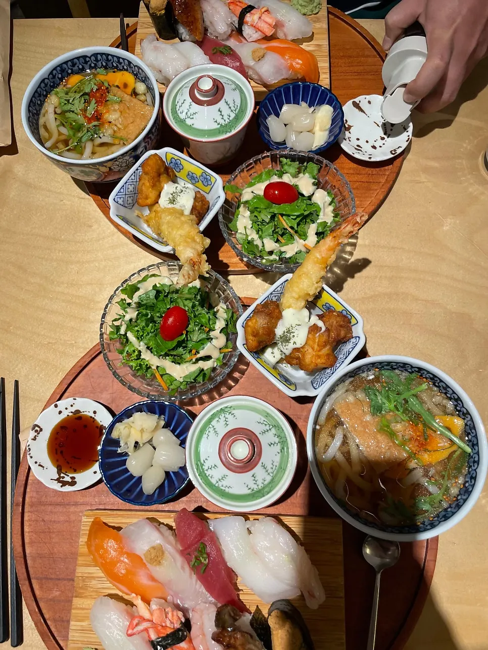 Sushi topped with large pieces of neta
