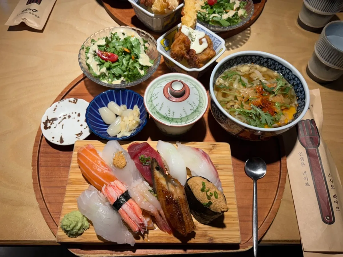 Plate of 10 kinds of sushi from the premium sushi set