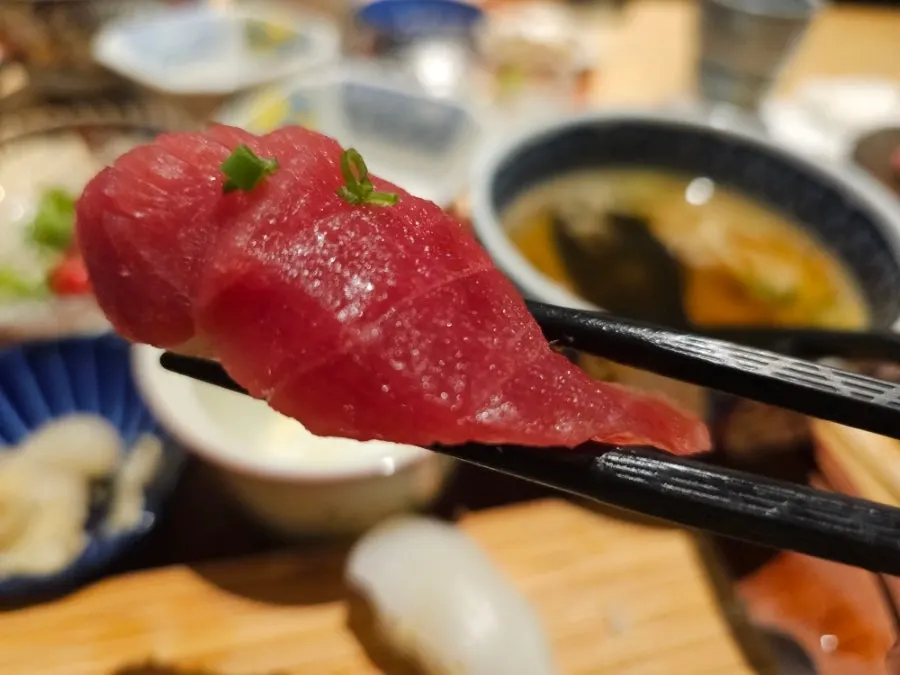 Akami tuna nigiri