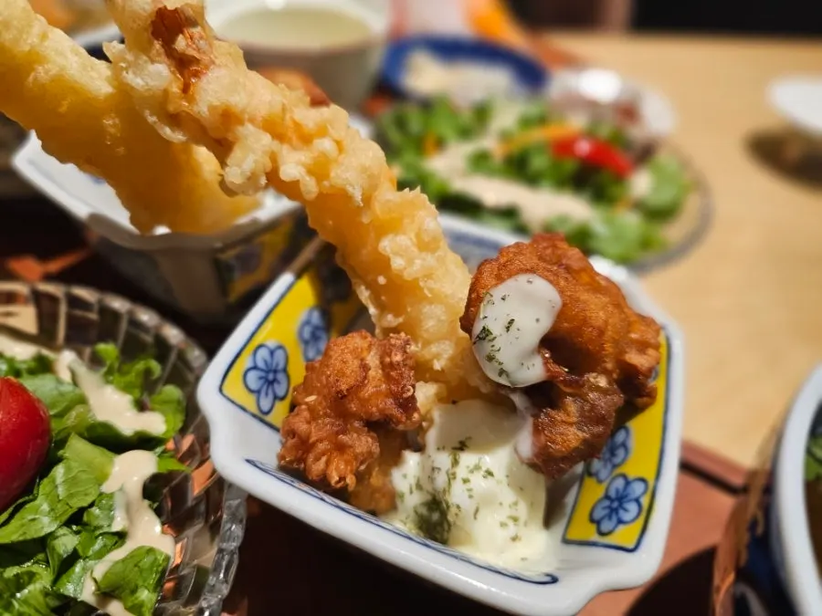Side plate of chicken karaage and fried shrimp