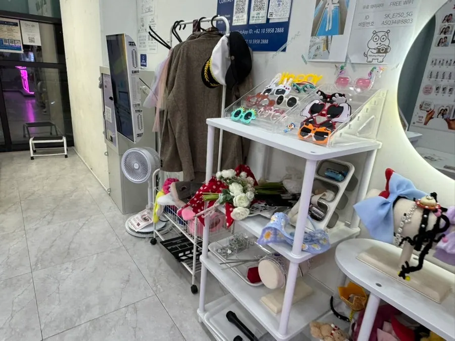 Various shooting props including ribbons and headbands