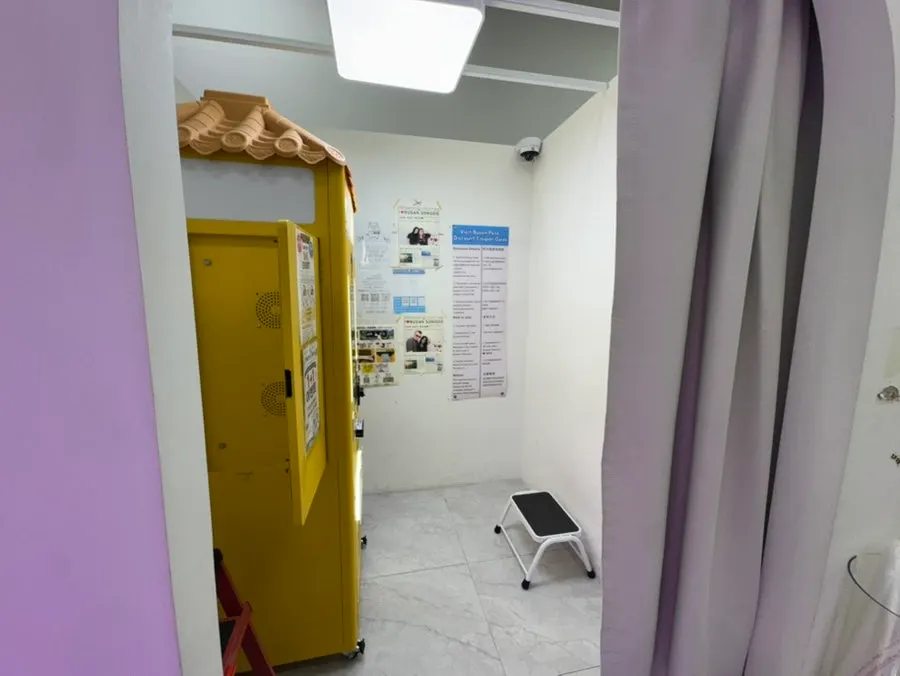 Curtain and mirror at the entrance of the shooting booth