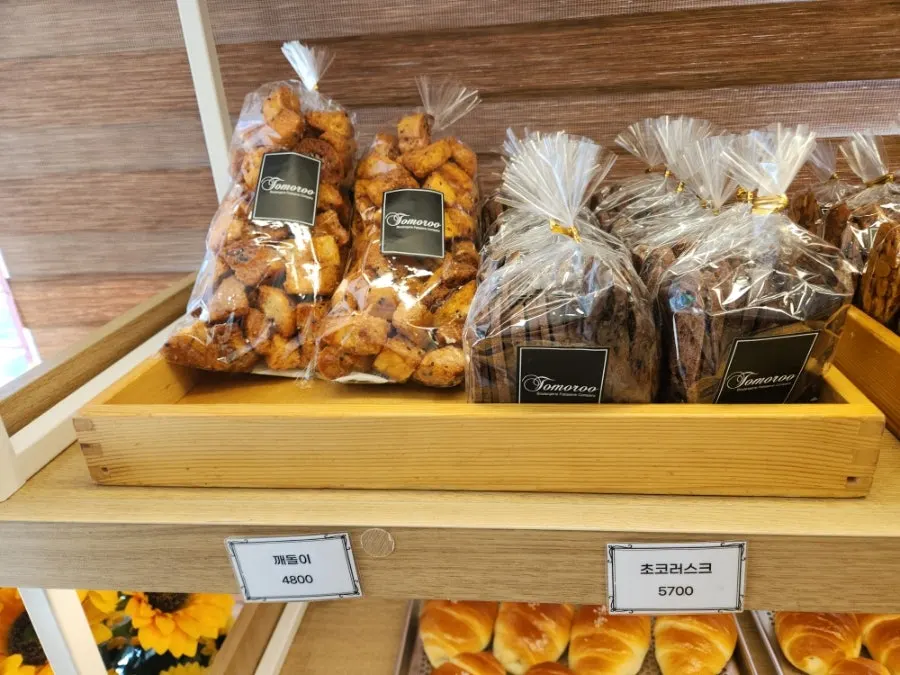 Kkaedori and choco rusk on display