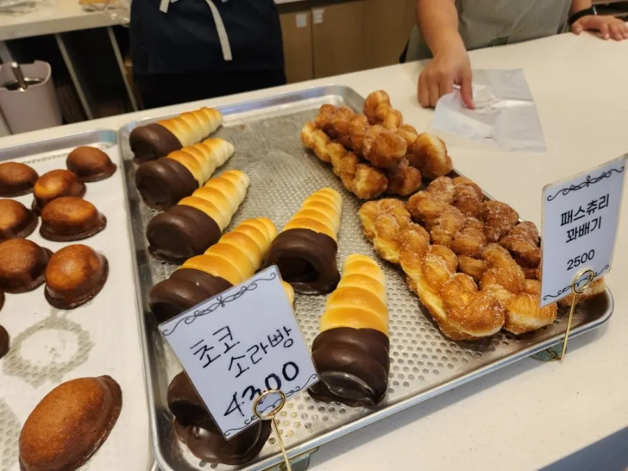 Choco snail bread and pastry kkwabaegi on display