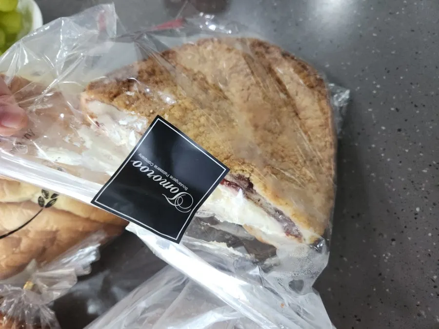 Cream mammoth bread with cream, strawberry jam and red bean