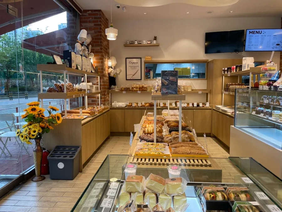 Neatly arranged bread display at Tomoru Bakery
